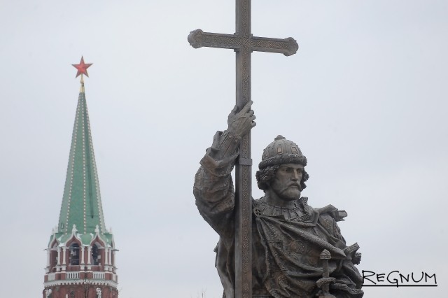 Памятник Владимиру на Боровицкой площади. Работа скульптора Салавата Щербакова