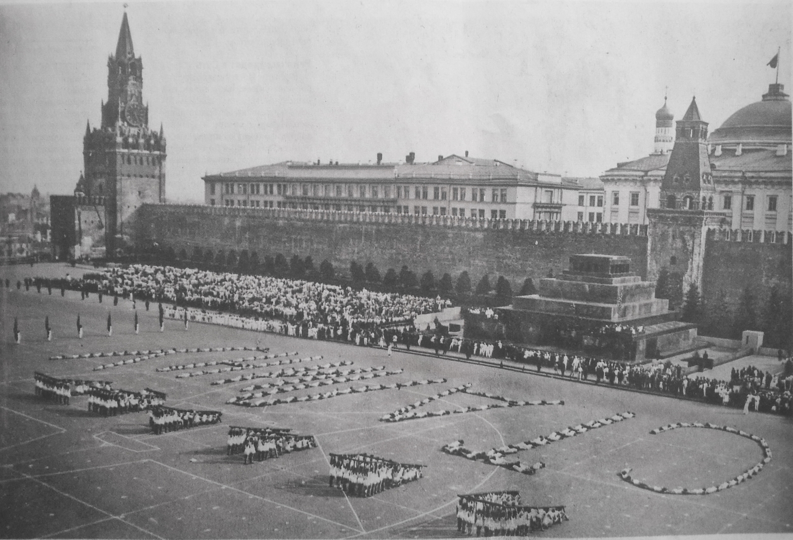 Сталин 1937 год. Москва красная площадь 1937. Парад на красной площади 1937. 1 Мая 1937 года в Москве. Военный парад на красной площади. Москва, 1937 год.