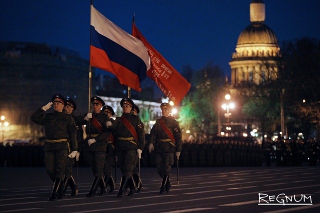 Ночью в танке по Дворцовой: в Петербурге отрепетировали парад при свете фар