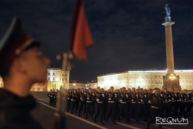 Военнослужащие парадных расчетов на репетиции военного парада в Петербурге 