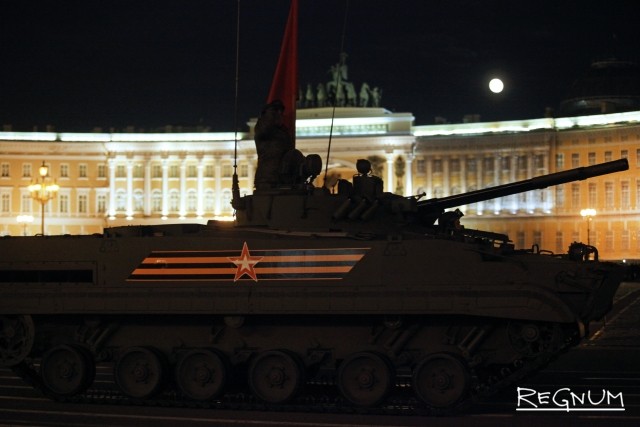 Полнолуние во время репетиции военного парада на Дворцовой площади 
