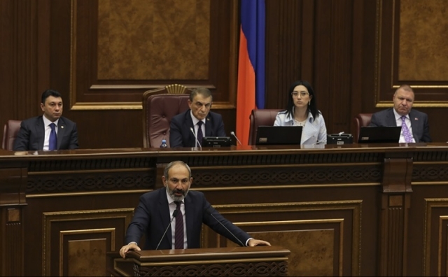 Никол Пашинян выступает в армянском парламенте