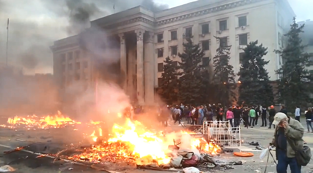 Видео дома профсоюзов. Одесса дом профсоюзов 2. Дом профсоюзов в Одессе 2 мая 2014. Одесса 2 мая дом профсоюзов. Одесса 02.05.2014 дом профсоюзов.