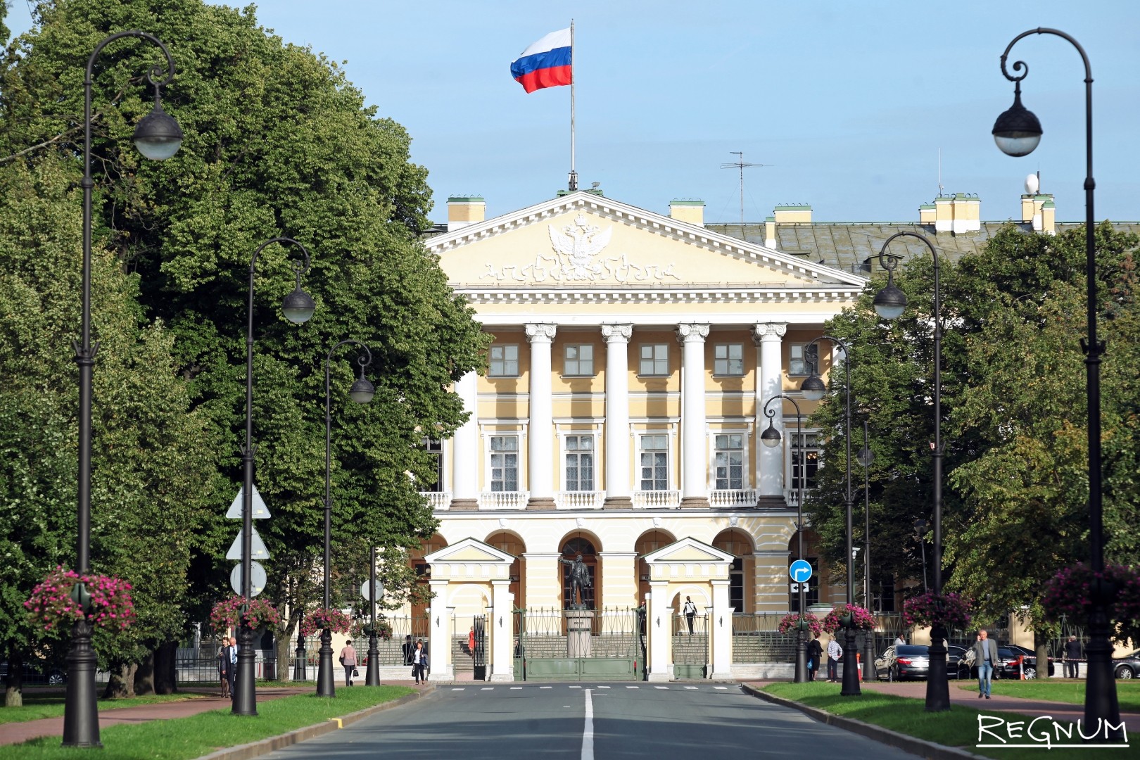 Петербург смольный дворец. Смольный дворец Санкт-Петербург. Смольный резиденция губернатора Санкт-Петербурга. Смольный институт Кваренги. Смольный здание правительства.