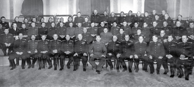 Сталин вместе с командованием Советской армии