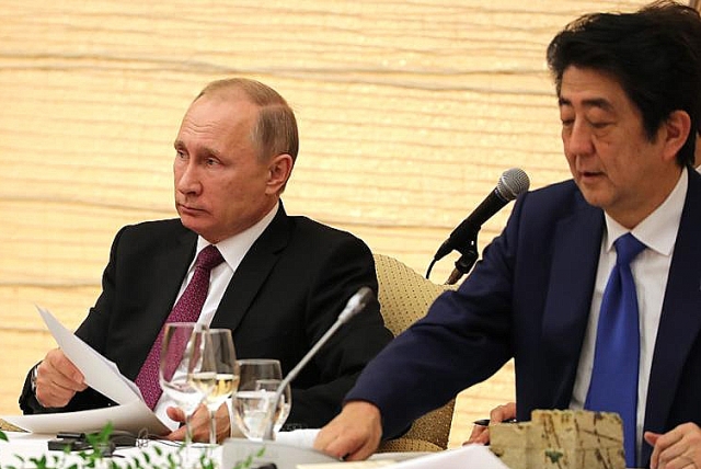 Владимир Путин и Синдзо Абэ в ходе российско-японских переговоров 