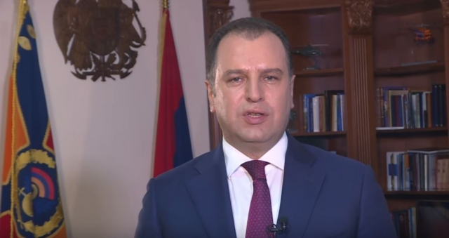 Министр обороны Армении дождется преемника, которого подверг критике