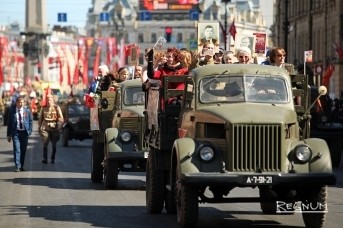 Фото ветераны идут по невскому проспекту