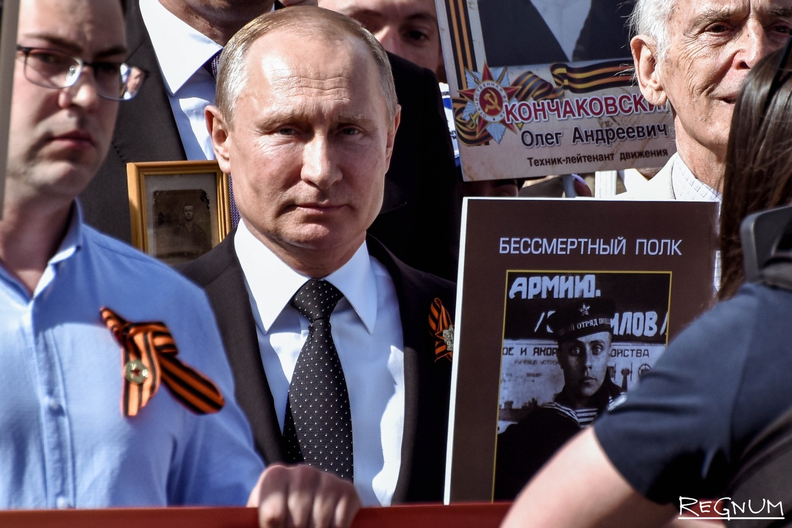 Путин во главе Бессмертного полка фото