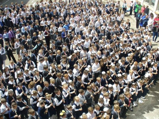Музицируют все: в чебоксарской школе на уроках учат играть на флейте