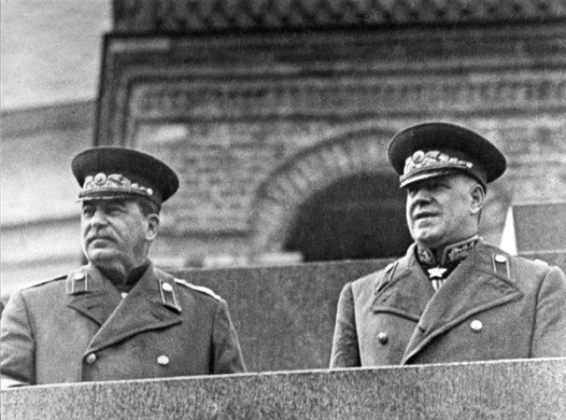 Иосиф Сталин и  Георгий Жуков на Параде Победы. 1945