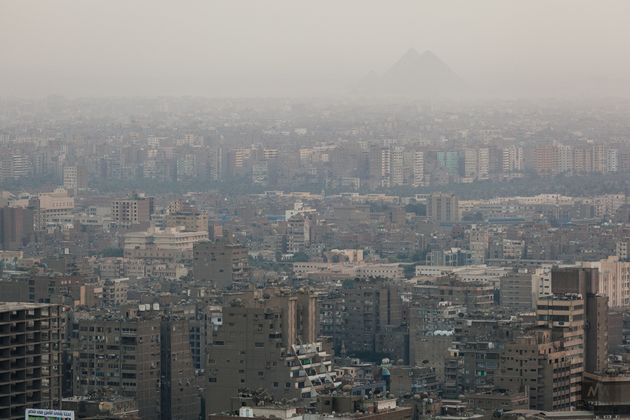 Муравейник Каира на фоне Великих пирамид