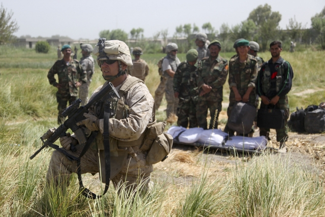 Американские военные охраняют афганских солдат и их убитого сослуживца