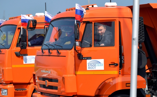 ФСО: Путин не нарушил ПДД, когда ехал на «КамАЗе» по Крымскому мосту