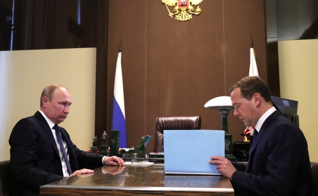 Путин подписал указ о составе второго правительства Медведева