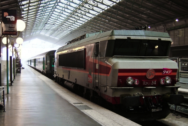 Локомотив с эмблемой компании SNCF