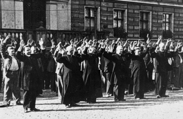 Арест польских священников и гражданских лиц на Старой рыночной площади Быдгоща 9 сентября 1939 года. Польская церковь подвергалась жестокому преследованию под нацистской оккупацией