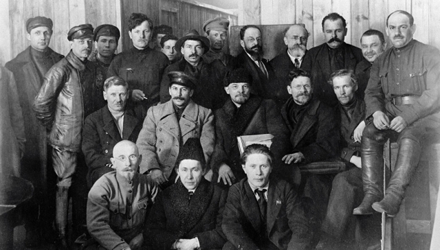 И.В. Сталин, В.И. Ленин и М.И. Калинин (в центре) на VIII съезде РКП(б). 1919