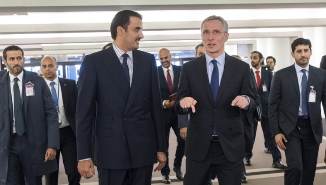 Генеральный секретарь НАТО Йенс Столтенберг и эмир Катара шейх Тамим Бин Хамад Аль-Тани 