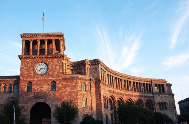 В администрации правительства Армении нашли «нелогичные расходы»