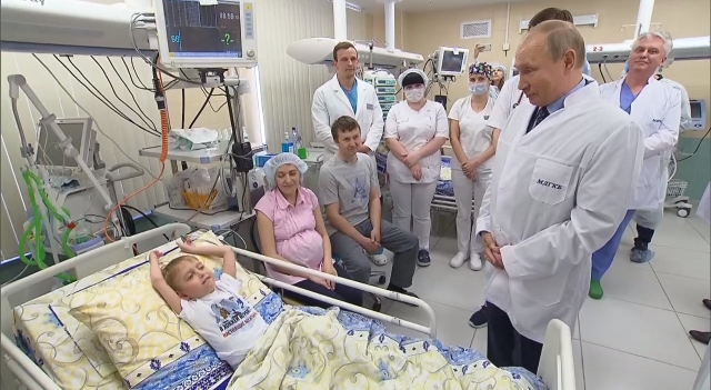 Президент Владимир Путин общается с пациентом больницы 