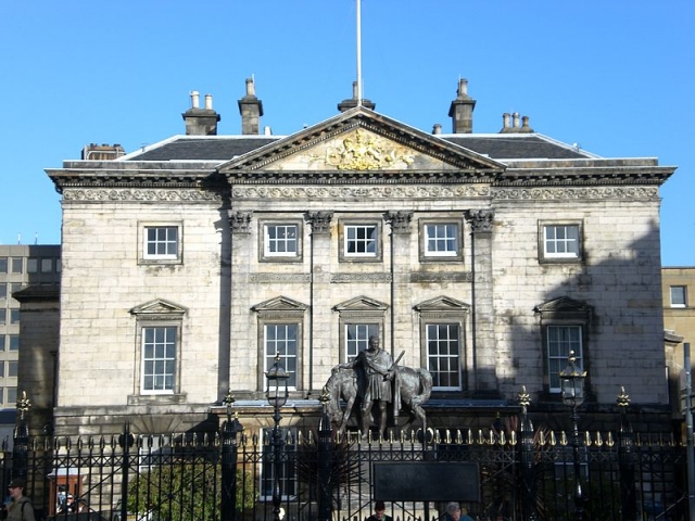 Правительство Великобритании продает долю в Royal Bank of Scotland