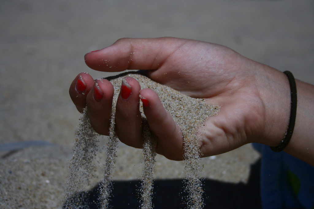 Сыплется. Песок сквозь пальцы. Песок сквозь ладони. Песок и прах.