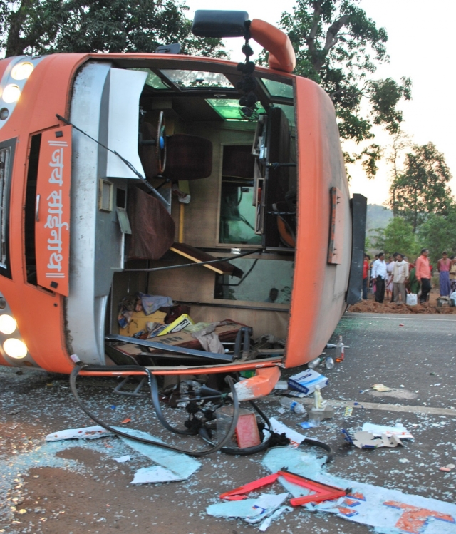 В Индии перевернулся автобус, погибли 17 человек