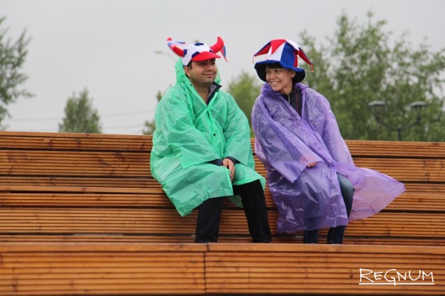 Для ЧМ погода не помеха, или Как новосибирцы болеют за Россию: фоторепортаж