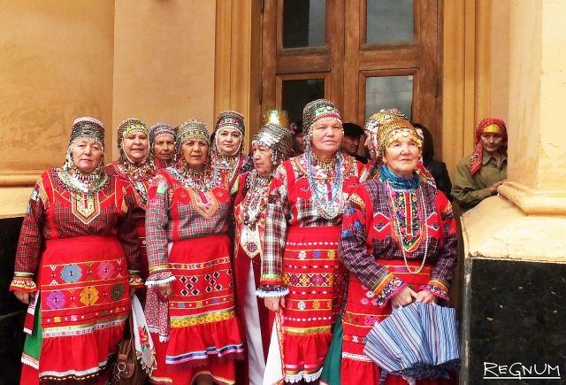Ансамбль в чувашских национальных костюмах