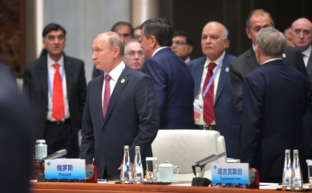 Перед началом заседания Совета глав государств – членов Шанхайской организации сотрудничества в расширенном составе. 8 − 10 июня 2018 года, Циндао
