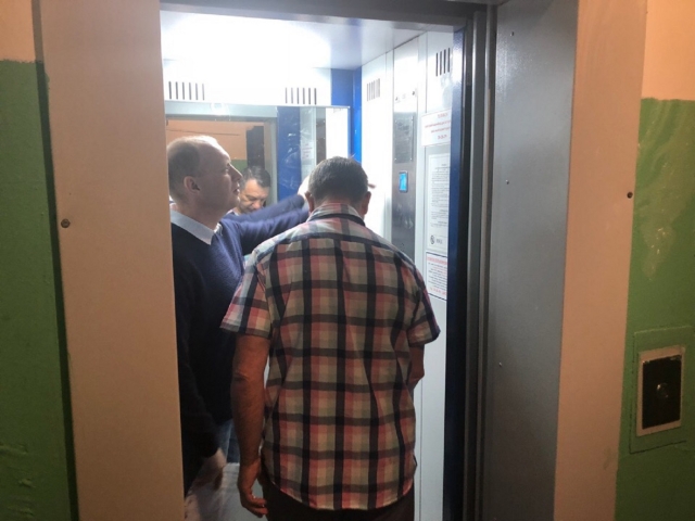 В лифте общественники безуспешно пытались связаться с диспетчером.

