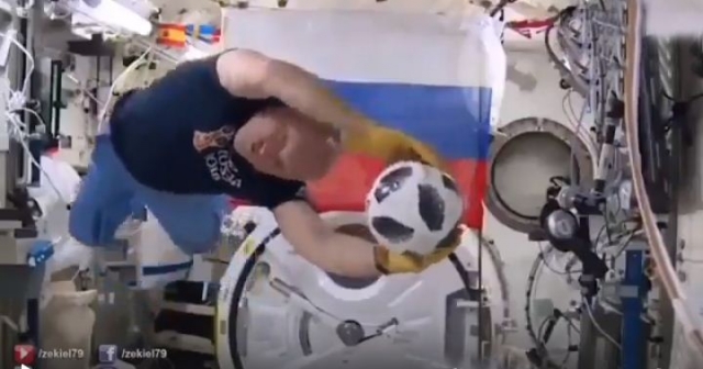 Роскосмос показал, как Роналду добил мячом до МКС