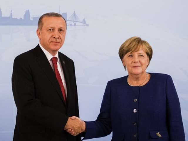 Меркель поздравила Эрдогана с переизбранием на пост президента Турции