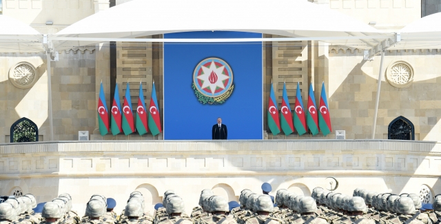 Ильхам Алиев на параде в Баку