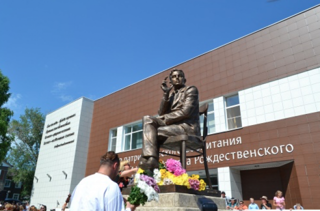 Рождественский раздор: Жириновский выступил против «курящих» памятников