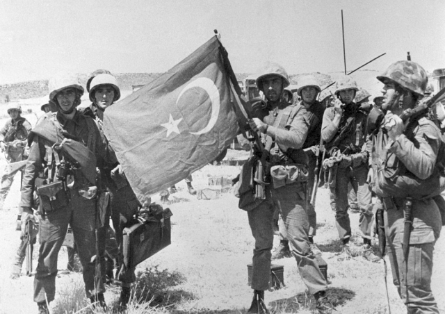 Турецкие солдаты во время вторжения на Кипр, 20 июля 1974 года