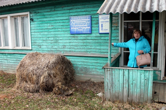 Закладывали дыры сеном: в Ярославской области переселяют ФАП