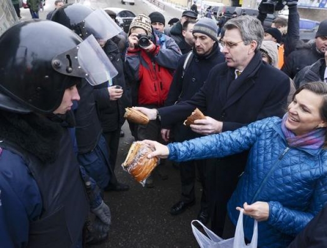 Замгоссекретаря США Виктория Нуланд раздает на Майдане печенье