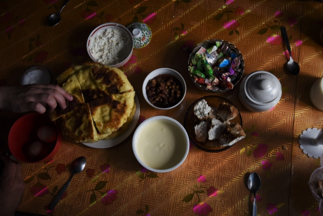 Традиционные блюда, национальной кухни — лепёшки майлы икмєк и курут (корот). Майлы — с маслом, икмєк – хлеб. Сдобные лепешки, приготовленные в кипящем животном жире или масле. Курут — сухой кисломолочный продукт. Курут был изобретён кочевыми народами Центральной Азии. Село Саитбаба