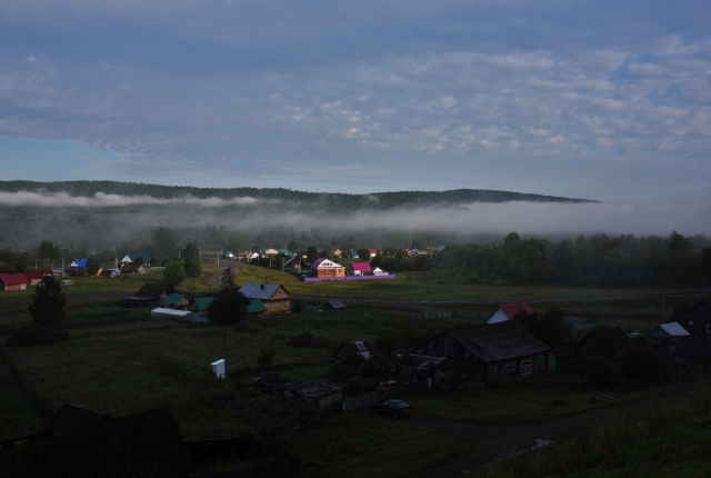 Утренний туман от реки Басу движется в сторону деревни Усаклы. Архангельский район, Башкирия