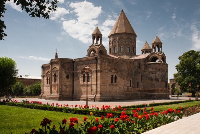 Духовный центр армян — Эчмиадзин 