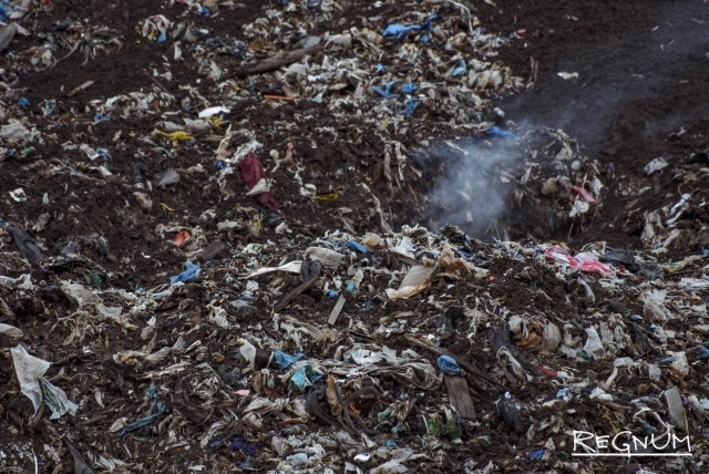 В Тобольске третий день горит мусорный полигон