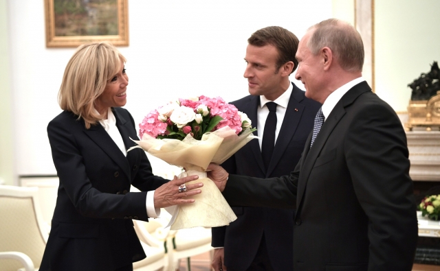 Путин подарил букет цветов супруге Макрона