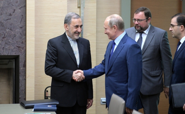 Владимир Путин со старшим советником Верховного руководителя Исламской Республики Иран по международным вопросам Али Акбаром Велаяти 