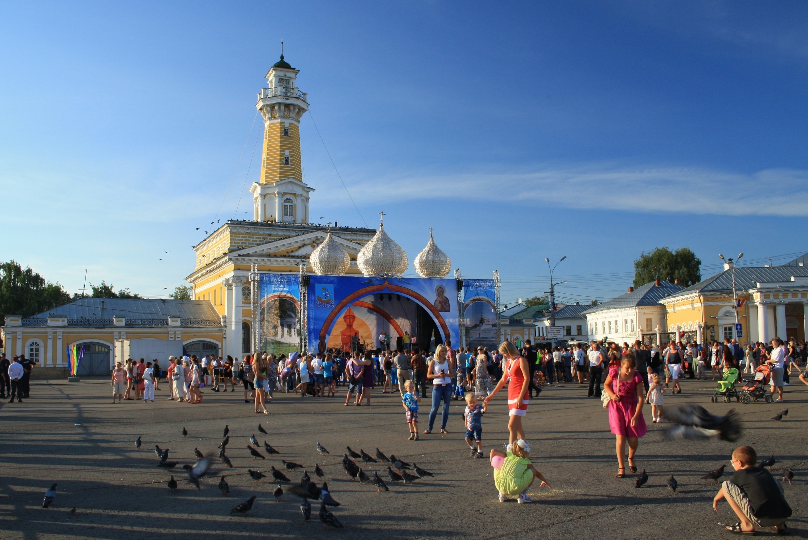 Когда день города в костроме. Кострома город. Население города Кострома. Туристы в Костроме. Кострома днем.