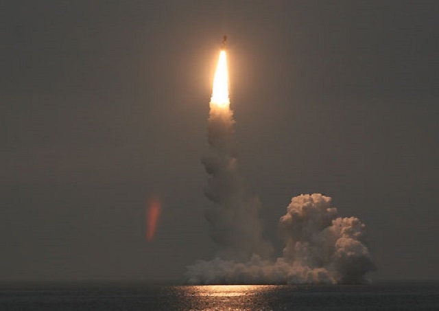 Пуск баллистической ракеты «Булава» из подводного положения 