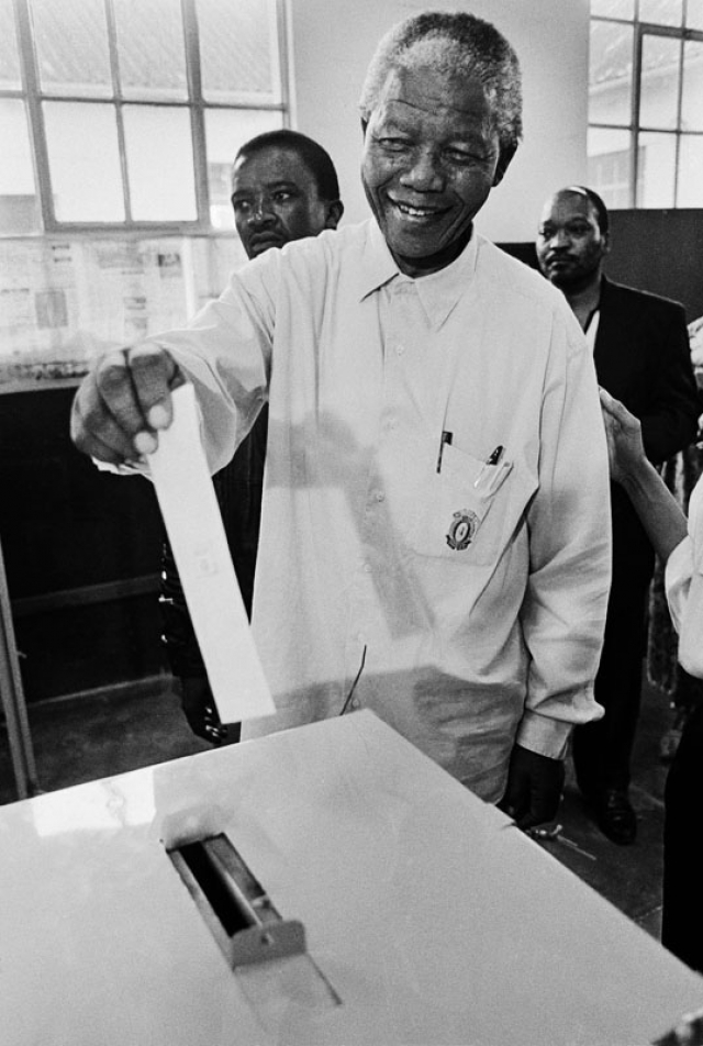Мандела голосует на выборах 1994 года. 