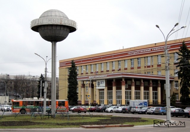 Воронежский госуниверситет отмечает юбилей и борется с советским памятником