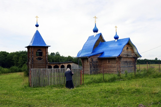 Домовая церковь с колоколенкой, сзади — большой дровяной склад